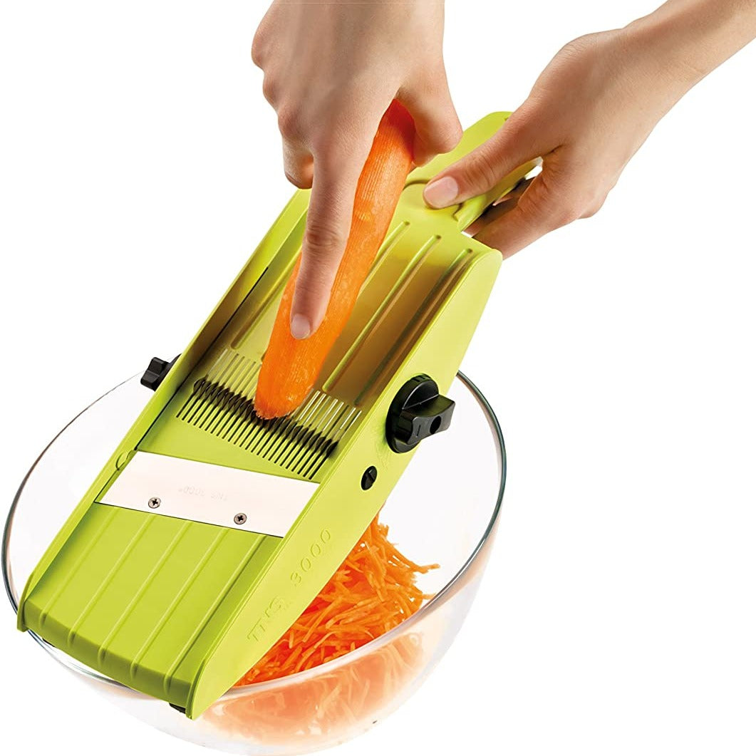 Mandoline cuisine avec une carotte